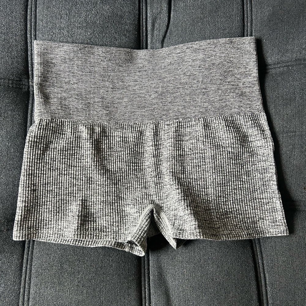 Colsie Gray Ribbed Bike Shorts - Picture 2 of 6